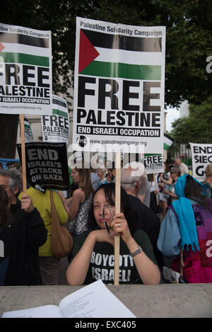 London,UK, 10 juillet 2015 : Des centaines de palestiniens partisans de partout dans le comté tenir un souvenir à Gaza est mort un an après. Vigile pour Gaza, le nom de tous les hommes, femmes et enfants morts est la lecture des fleurs et la pose à l'extérieur de Downing Street, Londres. Photo par voir Li/Alamy Live News Banque D'Images