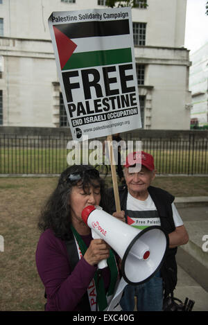 London,UK, 10 juillet 2015 : Des centaines de palestiniens partisans de partout dans le comté tenir un souvenir à Gaza est mort un an après. Vigile pour Gaza, le nom de tous les hommes, femmes et enfants morts est la lecture des fleurs et la pose à l'extérieur de Downing Street, Londres. Photo par voir Li/Alamy Live News Banque D'Images