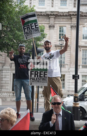 London,UK, 10 juillet 2015 : Des centaines de palestiniens partisans de partout dans le comté tenir un souvenir à Gaza est mort un an après. Vigile pour Gaza, le nom de tous les hommes, femmes et enfants morts est la lecture des fleurs et la pose à l'extérieur de Downing Street, Londres. Photo par voir Li/Alamy Live News Banque D'Images