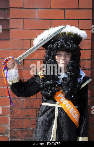 Southport, Merseyside, Royaume-Uni. 11 juillet 2015 David Somerville, 12 ans, vêtu comme le roi Guillaume, à l'Assemblée Orange Lodge défilé pour célébrer le 325e anniversaire de la bataille de la Boyne lorsque le roi Guillaume III d'Orange a été victorieux sur son rival le roi Jacques II lors de la Boyne, en juillet1690, qui a obtenu l'ascendant protestant depuis des générations. C'était la dernière fois couronné deux rois d'Angleterre, d'Écosse et d'Irlande s'affrontaient sur le champ de bataille. Les orangistes Jour 12 Juillet, Banque D'Images