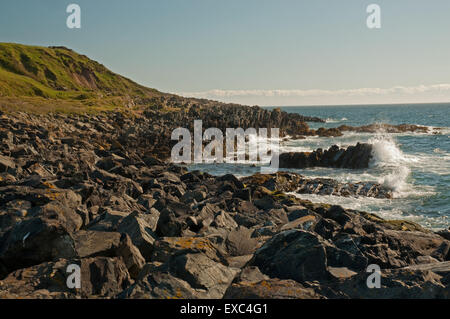 Vagues se brisant sur le rivage à Port Logan Banque D'Images