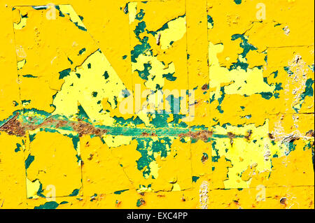 Peeling peinture jaune sur une surface métallique Banque D'Images