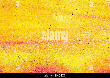 Jaune et orange peinture fissurée sur une surface de pierre comme une image d'arrière-plan Banque D'Images