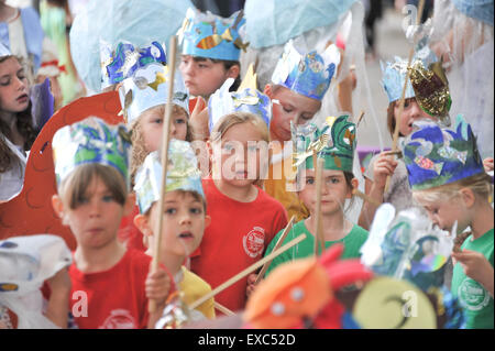 Witney, Oxfordshire, UK. 11 juillet, 2015. Le carnaval annuel dans les rues de la circonscription du premier ministre de Witney a été un événement à thème avec le le thème de cette année étant celui de pirates et de la mer. Étant donné que c'est l'un des endroits les plus enclavées en Angleterre c'est un surprenant et novateur pour le célèbre thème ville de laine d'avoir. Credit : Desmond Brambley/Alamy Live News Banque D'Images