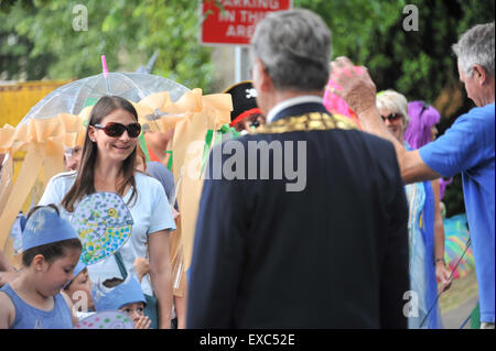 Witney, Oxfordshire, UK. 11 juillet, 2015. Le carnaval annuel dans les rues de la circonscription du premier ministre de Witney a été un événement à thème avec le le thème de cette année étant celui de pirates et de la mer. Étant donné que c'est l'un des endroits les plus enclavées en Angleterre c'est un surprenant et novateur pour le célèbre thème ville de laine d'avoir. Credit : Desmond Brambley/Alamy Live News Banque D'Images