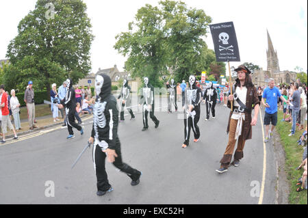 Witney, Oxfordshire, UK. 11 juillet, 2015. Le carnaval annuel dans les rues de la circonscription du premier ministre de Witney a été un événement à thème avec le le thème de cette année étant celui de pirates et de la mer. Étant donné que c'est l'un des endroits les plus enclavées en Angleterre c'est un surprenant et novateur pour le célèbre thème ville de laine d'avoir. Credit : Desmond Brambley/Alamy Live News Banque D'Images