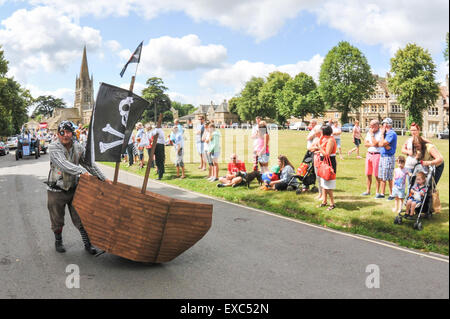 Witney, Oxfordshire, UK. 11 juillet, 2015. Le carnaval annuel dans les rues de la circonscription du premier ministre de Witney a été un événement à thème avec le le thème de cette année étant celui de pirates et de la mer. Étant donné que c'est l'un des endroits les plus enclavées en Angleterre c'est un surprenant et novateur pour le célèbre thème ville de laine d'avoir. Credit : Desmond Brambley/Alamy Live News Banque D'Images