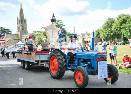 Witney, Oxfordshire, UK. 11 juillet, 2015. Le carnaval annuel dans les rues de la circonscription du premier ministre de Witney a été un événement à thème avec le le thème de cette année étant celui de pirates et de la mer. Étant donné que c'est l'un des endroits les plus enclavées en Angleterre c'est un surprenant et novateur pour le célèbre thème ville de laine d'avoir. Credit : Desmond Brambley/Alamy Live News Banque D'Images