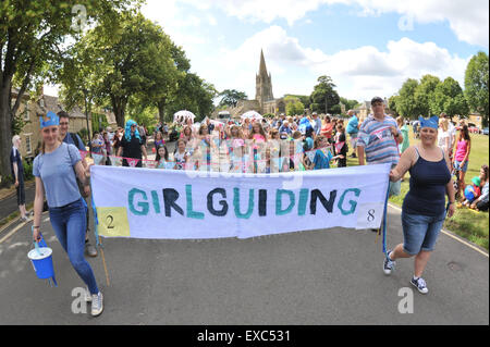 Witney, Oxfordshire, UK. 11 juillet, 2015. Le carnaval annuel dans les rues de la circonscription du premier ministre de Witney a été un événement à thème avec le le thème de cette année étant celui de pirates et de la mer. Étant donné que c'est l'un des endroits les plus enclavées en Angleterre c'est un surprenant et novateur pour le célèbre thème ville de laine d'avoir. Credit : Desmond Brambley/Alamy Live News Banque D'Images