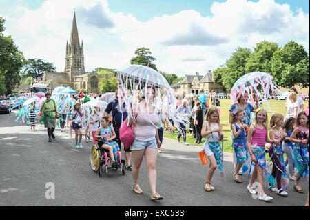 Witney, Oxfordshire, UK. 11 juillet, 2015. Le carnaval annuel dans les rues de la circonscription du premier ministre de Witney a été un événement à thème avec le le thème de cette année étant celui de pirates et de la mer. Étant donné que c'est l'un des endroits les plus enclavées en Angleterre c'est un surprenant et novateur pour le célèbre thème ville de laine d'avoir. Credit : Desmond Brambley/Alamy Live News Banque D'Images