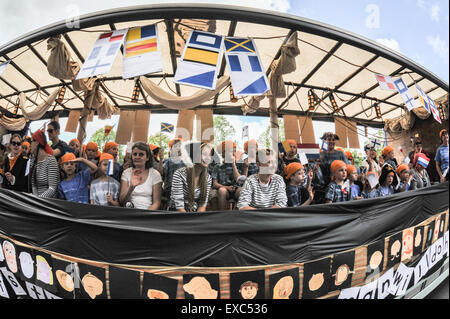 Witney, Oxfordshire, UK. 11 juillet, 2015. Le carnaval annuel dans les rues de la circonscription du premier ministre de Witney a été un événement à thème avec le le thème de cette année étant celui de pirates et de la mer. Étant donné que c'est l'un des endroits les plus enclavées en Angleterre c'est un surprenant et novateur pour le célèbre thème ville de laine d'avoir. Credit : Desmond Brambley/Alamy Live News Banque D'Images