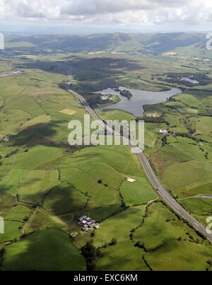 Vue aérienne de l'autoroute M6 & Killington Lake, qu'il part vers le nord à travers le comté de Cumbria, UK Banque D'Images