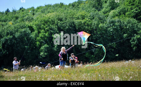 Brighton, UK. 11 juillet, 2015. Les conditions de vol idéal pour les enfants et adultes avec chaleur du soleil et une brise le premier jour de l'Assemblée Brighton Festival du cerf-volant qui a lieu ce week-end à Stanmer Park Banque D'Images