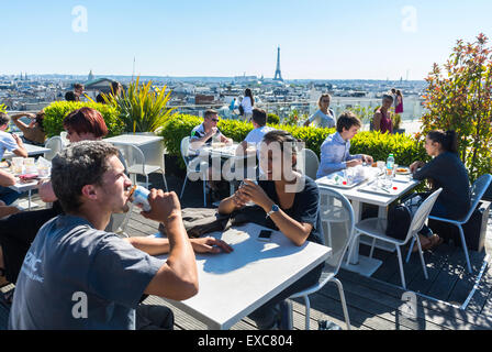 Paris, café, France, grande foule partageant des boissons dans le grand magasin français Printemps, terrasse sur le toit, vue sur les toits avec Tour Eiffel, vue extérieure du café français Banque D'Images