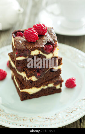 Brownies Cheesecake à la framboise empilés sur une assiette Banque D'Images