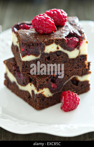 Brownies Cheesecake à la framboise empilés sur une assiette Banque D'Images