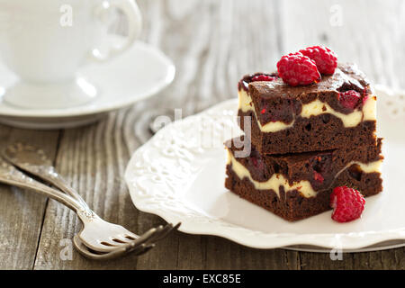 Brownies Cheesecake à la framboise empilés sur une assiette Banque D'Images