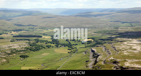 Vue aérienne du viaduc Ribblehead (au loin là-bas !) sur l'installer à Carlisle railway route, UK Banque D'Images