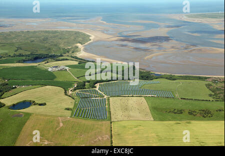 Vue aérienne d'une ferme solaire dans la région de Cumbria, UK Banque D'Images