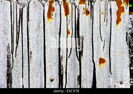 Partie d'une feuille de métal ondulé rouillée comme une image d'arrière-plan Banque D'Images