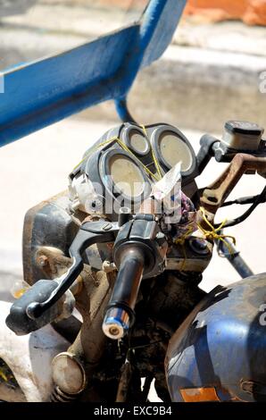 Old rusty moto Banque D'Images