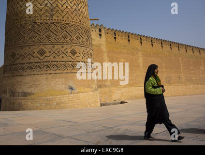 Femme passant devant Karim Khan Fort ou Arg E Karim Khan, la province du Fars, Shiraz, Iran Banque D'Images