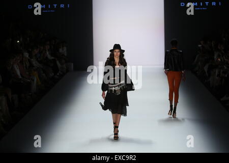 Berlin, Allemagne. 09 juillet, 2015. Mercedes-Benz Fashion Week Spring/Summer 2016 à Berlin. Un modèle présente collection de Dimitri. © Simone Kuhlmey/Pacific Press/Alamy Live News Banque D'Images