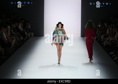 Berlin, Allemagne. 09 juillet, 2015. Mercedes-Benz Fashion Week Spring/Summer 2016 à Berlin. Un modèle présente collection de Dimitri. © Simone Kuhlmey/Pacific Press/Alamy Live News Banque D'Images