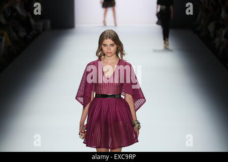 Berlin, Allemagne. 09 juillet, 2015. Mercedes-Benz Fashion Week Spring/Summer 2016 à Berlin. Un modèle présente collection de Dimitri. © Simone Kuhlmey/Pacific Press/Alamy Live News Banque D'Images