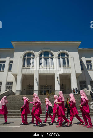 School Girls en passant en face du Livre blanc de Housein King à l'iranienne, Shemiranat Saadabad Palace County, Téhéran, Iran Banque D'Images