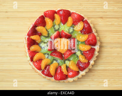 Un délicieux flan de fruits maison sur une table en bois. Banque D'Images