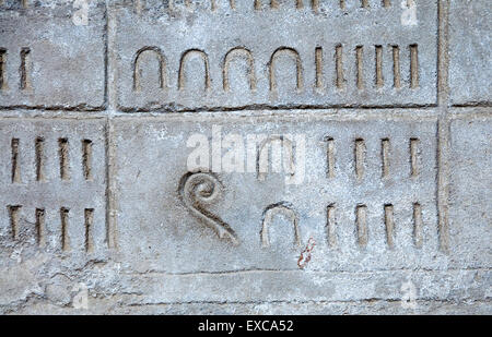 Karnak, Louxor, Egypte. Temple de Karnak sacré pour dieu Amon : numéros égyptienne sculptée dans un mur. Banque D'Images