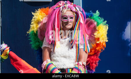 Bristol, Royaume-Uni. 11 juillet, 2015. Année Bristol-This la fierté a été rejoint par les membres de l'Annuaire Gay & Lesbien (LGSM Soutenir les mineurs) pour mener la parade. Leur histoire a été présenté dans le film PRIDE Le défilé était aussi l'occasion d'être un phare pour les nombreux qui ne peuvent pas être dans leur pays, pour les 77 pays qui interdisent l'homosexualité et d'offrir de longues peines de prison, pour les 10 pays où l'homosexualité peut être puni par la mort et à tous ceux où les gens ont été poussés au suicide par l'intimidation ou la provocation policière - malheureusement certains d'entre eux sont des pays de l'UE. Credit : Chandra Prasad/Alamy Li Banque D'Images