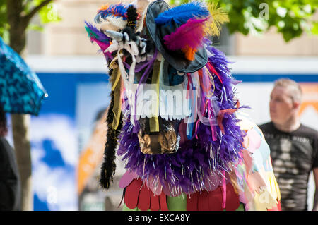 Bristol, Royaume-Uni. 11 juillet, 2015. Année Bristol-This la fierté a été rejoint par les membres de l'Annuaire Gay & Lesbien (LGSM Soutenir les mineurs) pour mener la parade. Leur histoire a été présenté dans le film PRIDE Le défilé était aussi l'occasion d'être un phare pour les nombreux qui ne peuvent pas être dans leur pays, pour les 77 pays qui interdisent l'homosexualité et d'offrir de longues peines de prison, pour les 10 pays où l'homosexualité peut être puni par la mort et à tous ceux où les gens ont été poussés au suicide par l'intimidation ou la provocation policière - malheureusement certains d'entre eux sont des pays de l'UE. Credit : Chandra Prasad/Alamy Li Banque D'Images