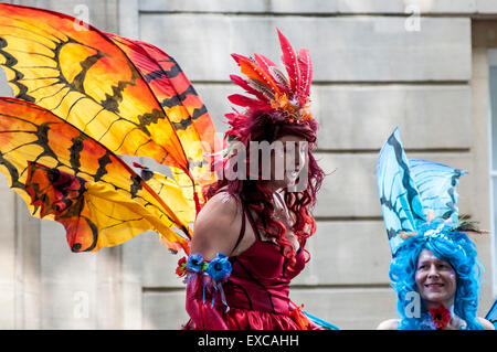 Bristol, Royaume-Uni. 11 juillet, 2015. Année Bristol-This la fierté a été rejoint par les membres de l'Annuaire Gay & Lesbien (LGSM Soutenir les mineurs) pour mener la parade. Leur histoire a été présenté dans le film PRIDE Le défilé était aussi l'occasion d'être un phare pour les nombreux qui ne peuvent pas être dans leur pays, pour les 77 pays qui interdisent l'homosexualité et d'offrir de longues peines de prison, pour les 10 pays où l'homosexualité peut être puni par la mort et à tous ceux où les gens ont été poussés au suicide par l'intimidation ou la provocation policière - malheureusement certains d'entre eux sont des pays de l'UE. Credit : Chandra Prasad/Alamy Li Banque D'Images