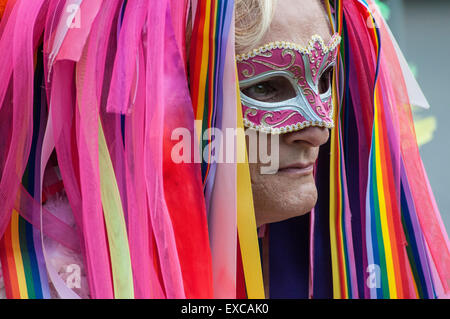 Bristol, Royaume-Uni. 11 juillet, 2015. Année Bristol-This la fierté a été rejoint par les membres de l'Annuaire Gay & Lesbien (LGSM Soutenir les mineurs) pour mener la parade. Leur histoire a été présenté dans le film PRIDE Le défilé était aussi l'occasion d'être un phare pour les nombreux qui ne peuvent pas être dans leur pays, pour les 77 pays qui interdisent l'homosexualité et d'offrir de longues peines de prison, pour les 10 pays où l'homosexualité peut être puni par la mort et à tous ceux où les gens ont été poussés au suicide par l'intimidation ou la provocation policière - malheureusement certains d'entre eux sont des pays de l'UE. Credit : Chandra Prasad/Alamy Li Banque D'Images