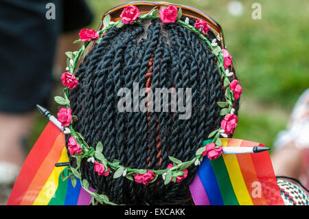 Bristol, Royaume-Uni. 11 juillet, 2015. Année Bristol-This la fierté a été rejoint par les membres de l'Annuaire Gay & Lesbien (LGSM Soutenir les mineurs) pour mener la parade. Leur histoire a été présenté dans le film PRIDE Le défilé était aussi l'occasion d'être un phare pour les nombreux qui ne peuvent pas être dans leur pays, pour les 77 pays qui interdisent l'homosexualité et d'offrir de longues peines de prison, pour les 10 pays où l'homosexualité peut être puni par la mort et à tous ceux où les gens ont été poussés au suicide par l'intimidation ou la provocation policière - malheureusement certains d'entre eux sont des pays de l'UE. Credit : Chandra Prasad/Alamy Li Banque D'Images