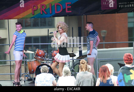 Bristol, Royaume-Uni. 11 juillet, 2015. Année Bristol-This la fierté a été rejoint par les membres de l'Annuaire Gay & Lesbien (LGSM Soutenir les mineurs) pour mener la parade. Leur histoire a été présenté dans le film PRIDE Le défilé était aussi l'occasion d'être un phare pour les nombreux qui ne peuvent pas être dans leur pays, pour les 77 pays qui interdisent l'homosexualité et d'offrir de longues peines de prison, pour les 10 pays où l'homosexualité peut être puni par la mort et à tous ceux où les gens ont été poussés au suicide par l'intimidation ou la provocation policière - malheureusement certains d'entre eux sont des pays de l'UE. Credit : Chandra Prasad/Alamy Li Banque D'Images