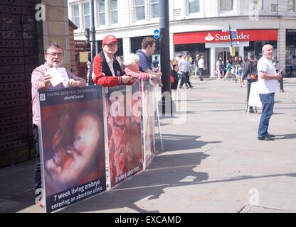 Manchester UK 11 Juillet 2015 Quatre membres de l'abandon67 se tiennent à l'extérieur des jardins de Piccadilly en donnant des tracts montrant pourquoi l'avortement ne devrait pas être autorisé. Protestation Anti-Abortion Manchester UK Crédit : John Fryer/Alamy Live News Banque D'Images