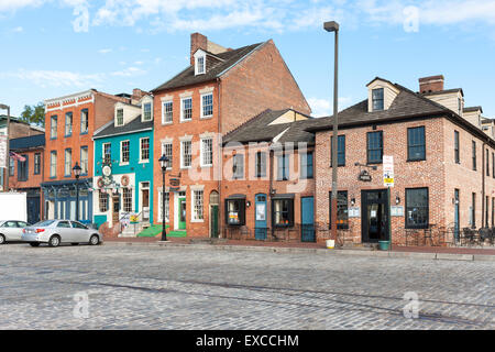 Les bâtiments à usage mixte sur Thames Street dans le quartier historique de Fell's Point à Baltimore, Maryland. Banque D'Images