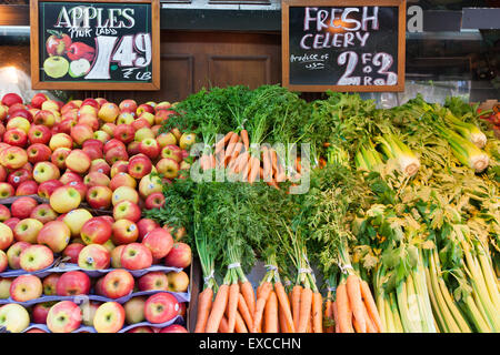 Les fruits et légumes frais sur la vente à un marché de l'épicerie d'affichage de rue dans la ville de New York. Banque D'Images