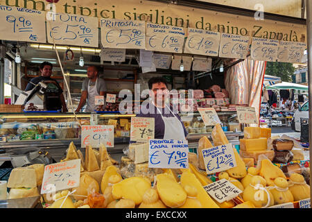 Vendeur de fromage à Catania street market, Catane, Sicile, Italie Ville Banque D'Images