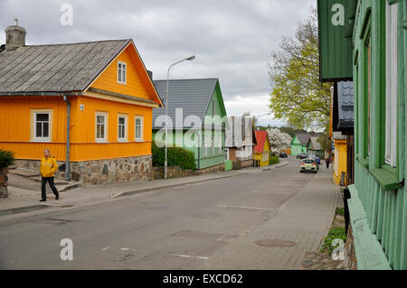 Rue avec triple-typique en bois Maisons Karaim fenêtré à Trakai Banque D'Images