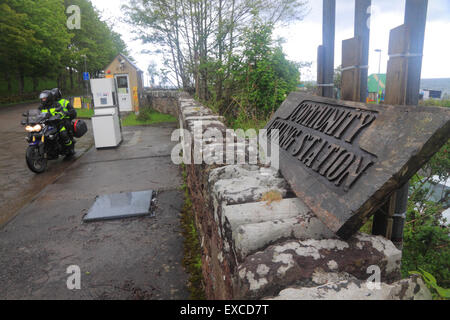 Au niveau de la communauté moto station de remplissage à la Louviere, Ecosse, Royaume-Uni. Banque D'Images