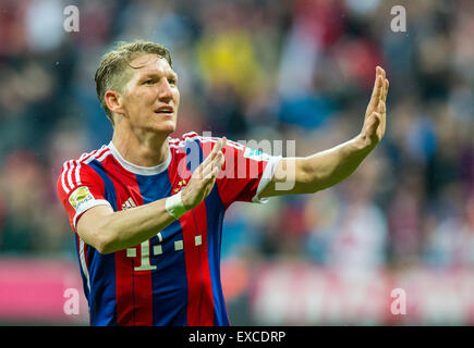 Fichier - un fichier photo datée du 25 avril 2015 montre du Bayern Munich Bastian Schweinsteiger célébrer après son but à 1:0 contre Hertha Berlin. Photo : Marc Mueller/dpa Banque D'Images