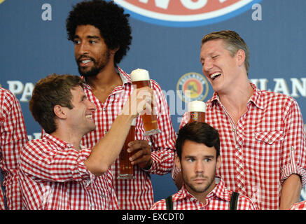 Fichier - un fichier photo datée du 31 août 2014 montre Thomas Mueller (l-r), Dante, Juan Bernat et Bastian Schweinsteiger club de Bundesliga FC Bayern Munich tintement des verres de bière au cours d'une séance photo pour un promoteur au motif du club dans Saebener Strasse à Munich, Allemagne. Photo : Andreas Gebert/dpa Banque D'Images