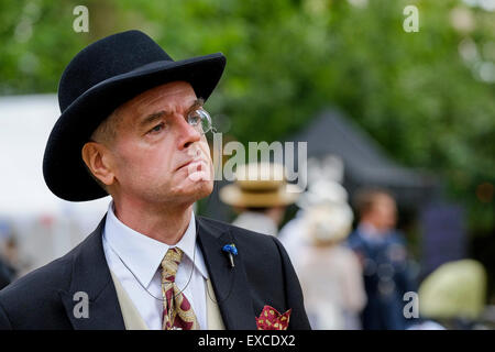 Bedford Square Gardens, Londres. 11 juillet, 2015. Aujourd'hui "l'olympiade de Chap' sera encore une fois la bienvenue et élégant l'onu-distinctement athletic à ce célèbre "célébration de l'excentricité, de l'ineptie et presse à pantalons de sport immaculée plis' Credit : Gordon 1928/Alamy Live News. Banque D'Images