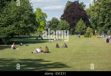 Avis aux personnes bénéficiant d'une journée d'été sur le Christ's Pieces Cambridge City Cambridgeshire England UK Banque D'Images