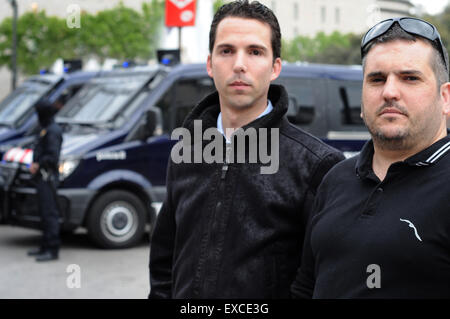 Alpuente Oscar et Jordi Sallent, deux des personnes touchées par l'utilisation de balles en caoutchouc avec une émeute cars corps de la police autonome de Barcelone. L'Espagne. Ils ont perdu un oeil chacun. La violence policière. Armes dangereuses. Banque D'Images