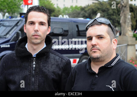 Alpuente Oscar et Jordi Sallent, deux des personnes touchées par l'utilisation de balles en caoutchouc avec une émeute cars corps de la police autonome de Barcelone. L'Espagne. Ils ont perdu un oeil chacun. La violence policière. Armes dangereuses. Banque D'Images